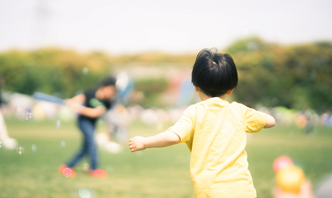 芝生で走る子ども