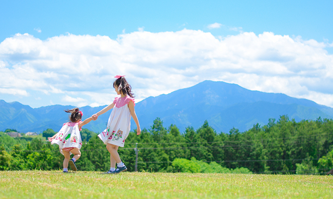 手をつなぐ子供たち