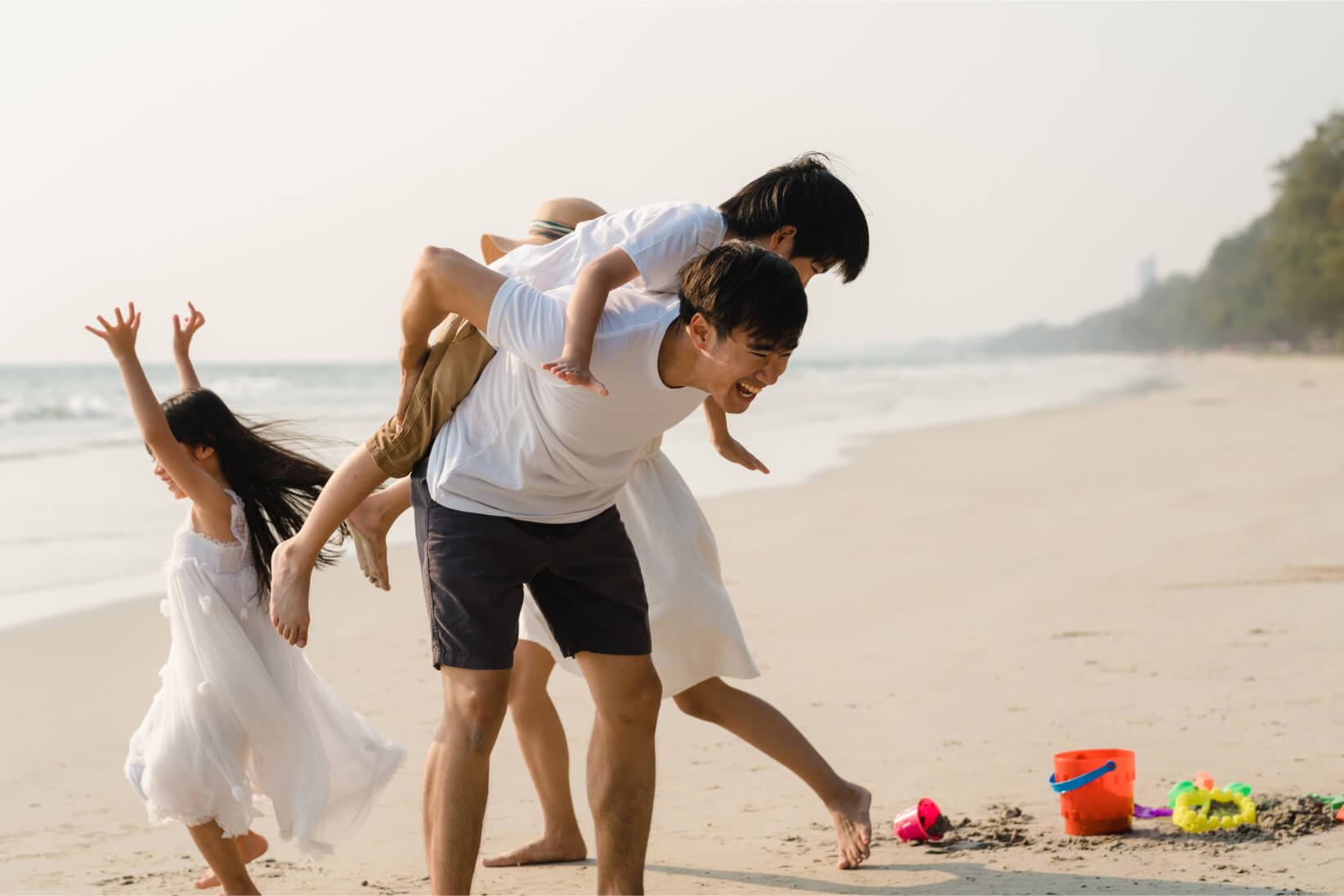 家族と海で過ごす人の写真